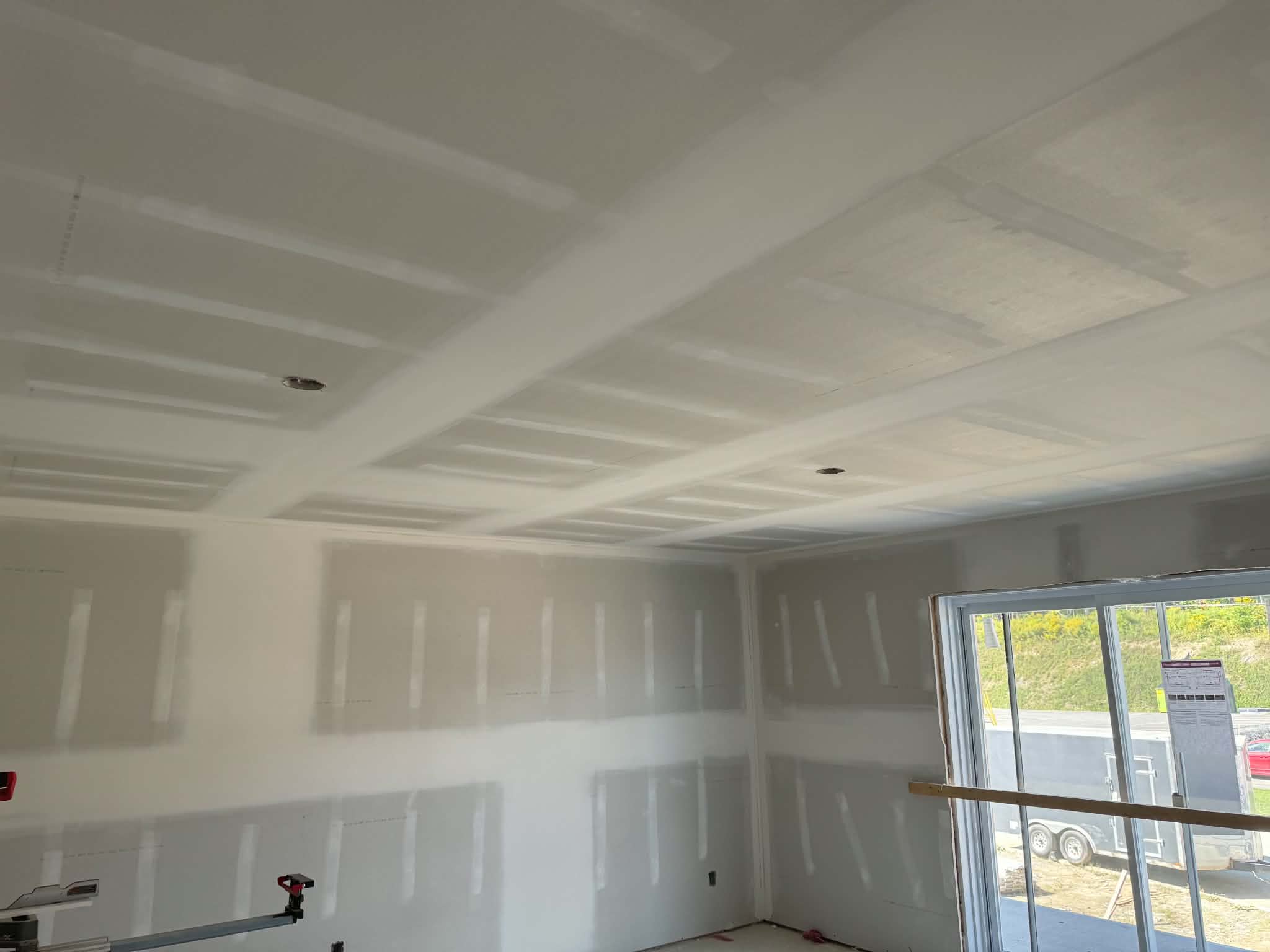 Plafond et porte-patio d'une construction neuve, joints de gypse en cours de finition