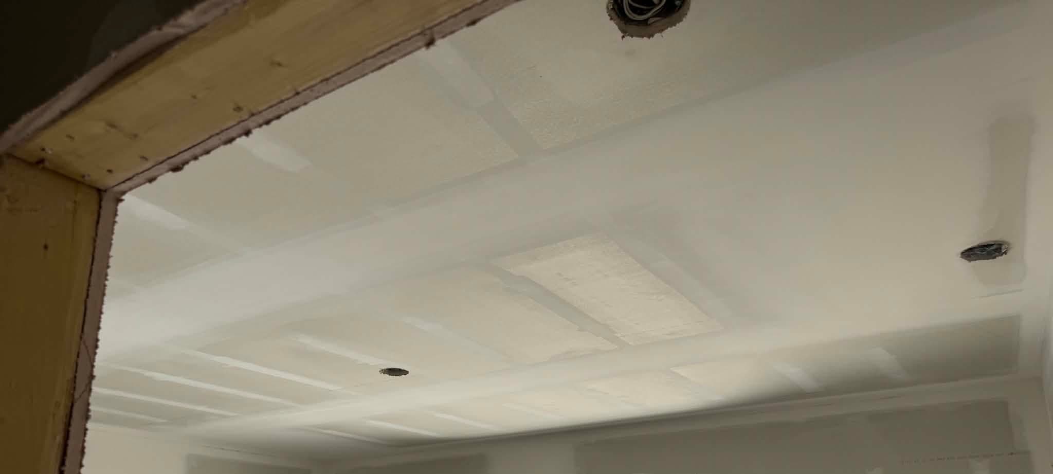 Plafond vu depuis une ouverture, joints de gypse en cours de finition